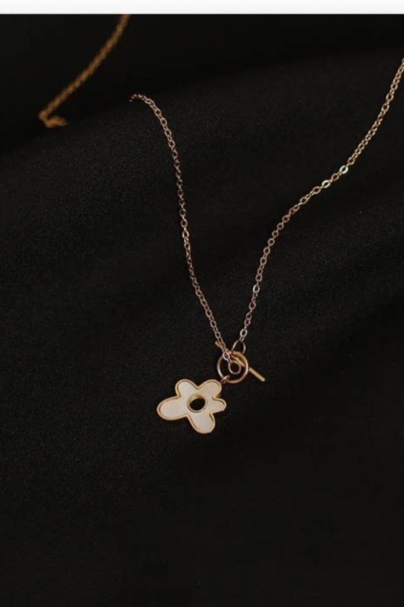 White Flower Necklace - LK’s Boutique